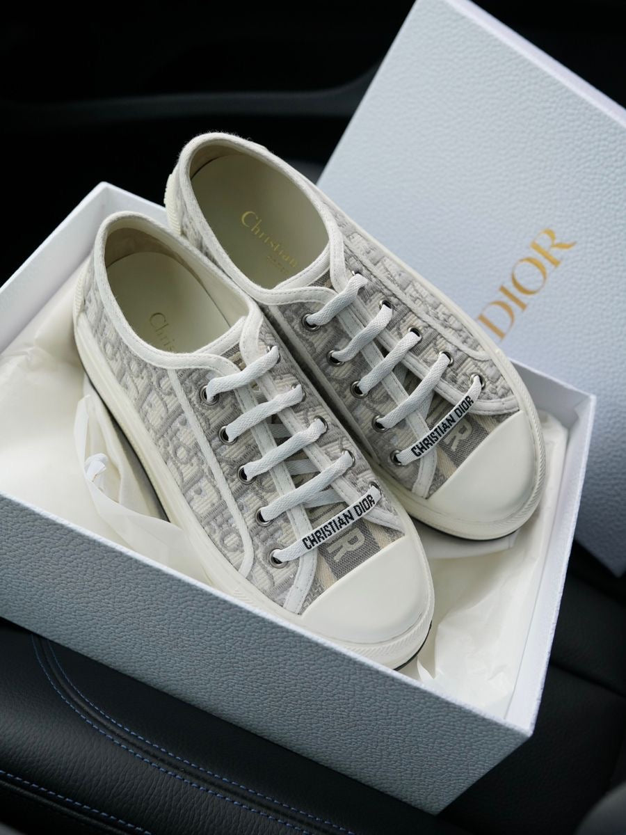 D casual shoes